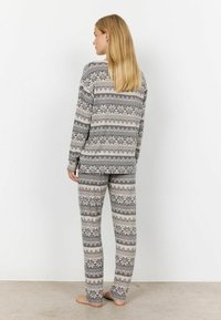Zweiteiliges Schlafanzug-Set in Hellgrau mit filigranen dunkelgrauen und cremefarbenen Mustern. Langärmliges Oberteil und gerade geschnittene Hose aus weichem Stoff.