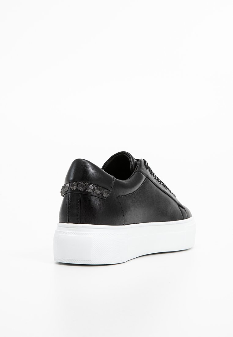 Schwarze Leder-Sneaker mit glatter Textur, ausgestattet mit einer weißen Sohle, einem gemusterten Fersenakzent und Schnürverschluss.