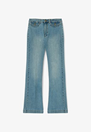 Jeans de mezclilla azul claro con un diseño de pierna acampanada, cinco bolsillos y herrajes metálicos en la parte superior. La textura es suave con un acabado desgastado.