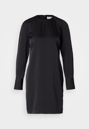 Abito in satin nero con maniche lunghe e scollatura rotonda. Presenta una zip sul retro, una silhouette strutturata e polsini con bottoni.