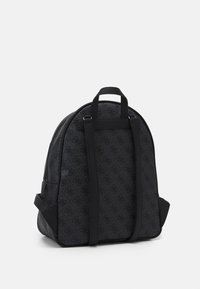 Sac à dos noir avec une surface texturée et un motif en losanges. Comprend deux bretelles et une poignée supérieure. Forme arrondie, fermeture éclair.