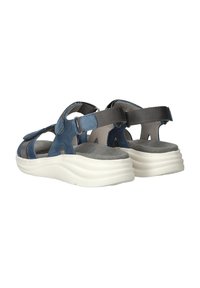 Blauwe leren sandalen met verstelbare banden, grijze stoffen accenten en een witte, gevoerde zool, met een gelaagd ontwerp voor comfort.