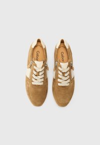 Pruunist suedesneakeritest koos kreemjatest aktsentidest, lukukinnitus ja reljeefsed valged paelad. Siseosas on mugav polsterdus ning "Gabor" kaubamärgiga.