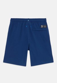 Calções de banho azuis com uma cintura elástica, dois ilhós nas costas e um bolso traseiro com um rótulo. Textura leve e suave.