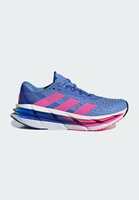 Blauwe hardloopschoen met roze en blauwe accenten, bovenwerk van mesh, witte tussenzool en een geperforeerde buitenzool. Bevat drie roze strepen op de zijkant.