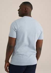 Tricou gri cu mânecă scurtă, cu guler rotund, realizat dintr-un material din bumbac moale, având o croială standard și o textură netedă pe spatele modelului.