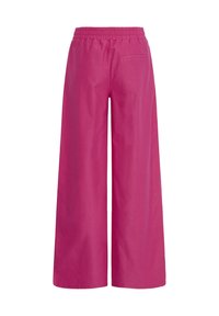 Pantalon large rose vif avec taille élastique et une poche passepoilée unique à l'arrière, montré de dos sur fond blanc.