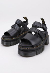 Sandales à plateforme noires en cuir lisse avec trois sangles ajustables, semelle intérieure texturée et coutures jaunes sur une semelle épaisse.