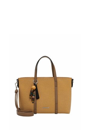 Rechteckige, hellbraune, gewebte Handtasche mit braunen Ledergriffen, abnehmbarem Schulterriemen und dekorativem Holzperlen-Anhänger, der an einem Griff hängt.