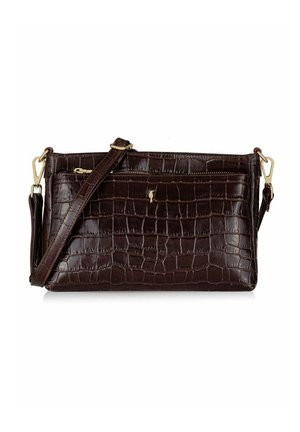 Ciemnobrązowa torba na ramię z tłoczeniem imitującym krokodyla, wyposażona w regulowany pasek, przednią kieszeń na zamek oraz złote okucia.