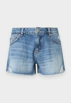 Shorts in denim azzurro chiaro con orli sfrangiati, chiusura frontale con bottone e cerniera, piccole toppe usurate sul davanti e passanti per cintura.