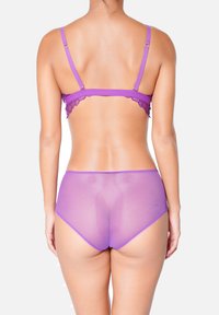 Ensemble de lingerie violet comprenant un soutien-gorge transparent avec un délicat bord en dentelle et une culotte taille haute transparente assortie, texture lisse et bretelles réglables.