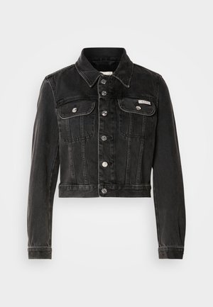 Jaqueta de denim preta, cropped, com fecho de botão, dois bolsos no peito e colarinho pontudo. Apresenta acessórios em tom prateado e textura desgastada.