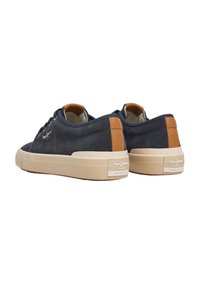 Sneaker in suede blu navy con un accent in pelle marrone sul tallone, suola crema e dettaglio bianco del logo sul retro. Design con punta rotonda.