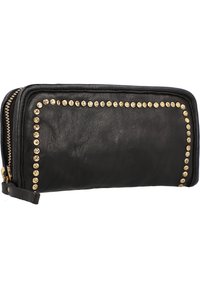 Portafoglio in pelle nera con borchie dorate lungo il bordo, dotato di chiusura con zip e superficie texturizzata. Design compatto e rettangolare.