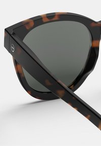 Czarne i żółwio-skaliste okulary przeciwsłoneczne z geometrycznym oprawkiem, szarymi soczewkami i logo na zauszniku. Gładka faktura z błyszczącym wykończeniem.