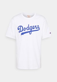 Bílý bavlněný tričko s modrým textem "Dodgers". Klasický kulatý výstřih a krátké rukávy, s logem na levém rukávu.