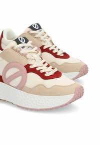 Le sneaker presentano un mix di rete beige e scamosciato, accenti rossi, dettagli rosa e spesse suole bianche texturizzate. Design con lacci e etichetta con logo.