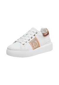 Sneaker bianco con tomaia in pelle liscia, dettagli in oro rosa, pannello perforato rosa, occhielli dorati e una suola spessa bianca.
