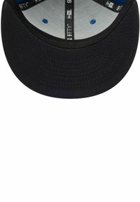 Schwarze Kappe mit einem leicht gebogenen Schirm; Innenfutter aus grauem Stoff mit blauen Akzenten; verfügt über das 9FIFTY-Label und eine gestickte Detailverarbeitung.