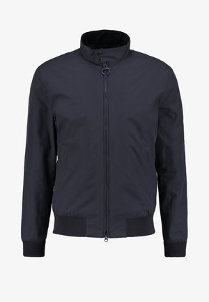 Jachetă de bombardier de marină, realizată dintr-un material ușor; are un guler înalt, închidere cu fermoar și mansete ribbate pentru un aspect ajustat.