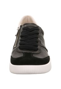 Schwarze Ledersneaker mit einem Obermaterial aus Textil, ausgestattet mit einer weißen Gummisohle, schwarzen Schnürsenkeln und einem seitlichen Reißverschluss für zusätzliche Details.