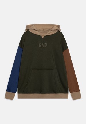 Hættetrøje i olivengrøn med beige accenter og en blå ærme, brun ærme og frontlomme; har "GAP"-logo i broderi.