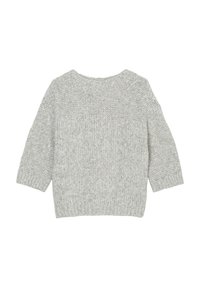 Hellgrauer Strickpullover mit lockerer Passform, Rundhalskragen und Dreiviertelärmeln; weist ein strukturiertes Muster auf.