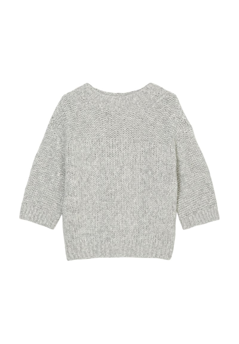 Hellgrauer Strickpullover mit lockerer Passform, Rundhalskragen und Dreiviertelärmeln; weist ein strukturiertes Muster auf.