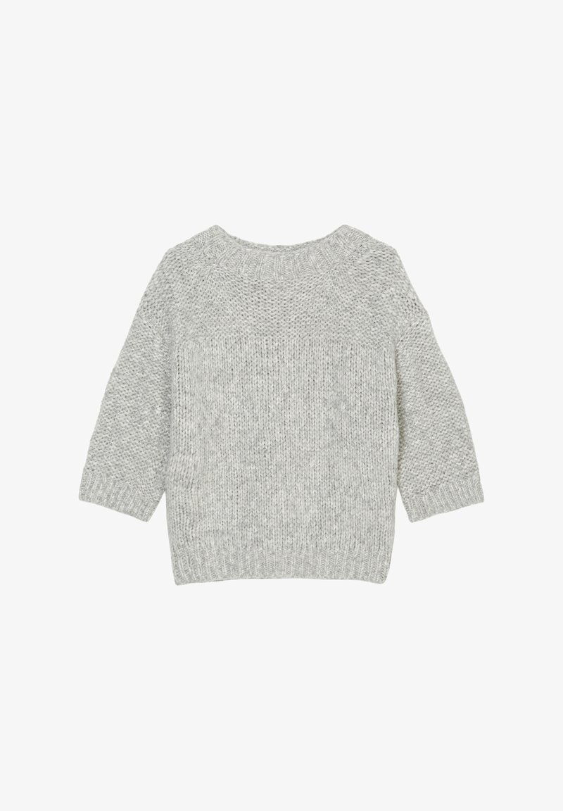 Hellgrauer Strickpullover mit lockerer Passform, Rundhalskragen und Dreiviertelärmeln; weist ein strukturiertes Muster auf.