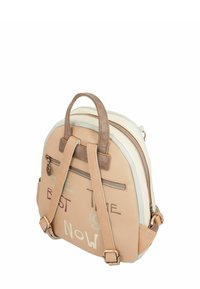 Rucksack aus weichem, beigem Kunstleder mit zwei Schulterriemen. Verfügt über dekorativen Schriftzug und zwei Reißverschlussfächer. Helle Akzentfarben.