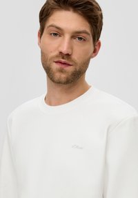 s.Oliver MIT LOGO-DETAIL - Sweatshirt - weiß