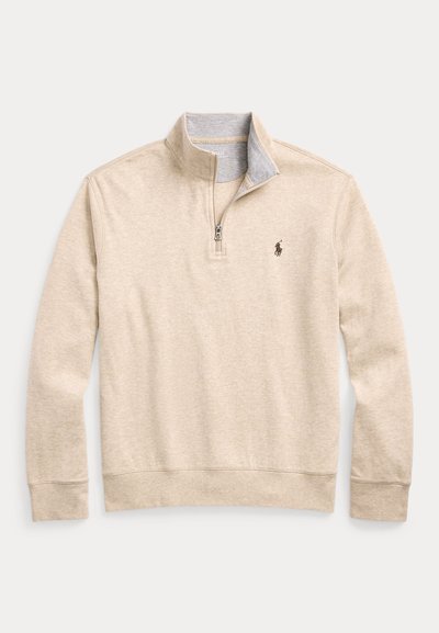 Beige pullover met lange mouwen, kwart-rits, opstaande kraag en klein geborduurd paardenlogo op de linkerborst.