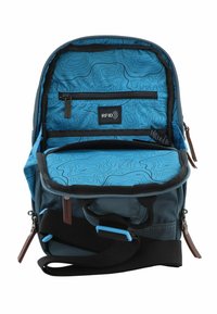 Zaino blu e grigio con zip superiore, tasca RFID e interno morbido con motivo topografico; tracolla regolabile e maniglia laterale.