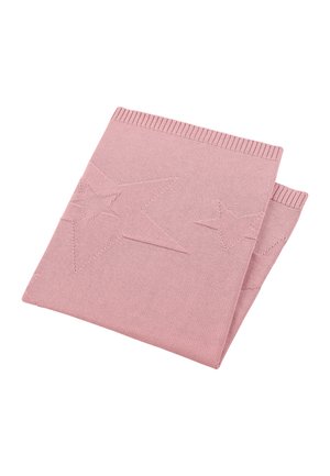 Gefalteter, rosa gestrickter Schal mit gerippten Kanten und erhabenen großen Sternmustern auf weißem Hintergrund.