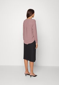 ONLY ONLMETTE FALLOW - Blusa com botões - elderberry
