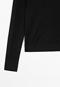 Czarna bluzka z długim rękawem wykonana z dzianiny, z okrągłym dekoltem i ściągaczami na rękawach oraz prostym dołem. Gładka faktura.