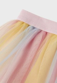 Vaippaband með bleikum teygjanlegum mitti og lagaskiptum tulle í pastel litum: bleikur, gulur og ljósblár, með mjúku, gegnsæju áferðar.