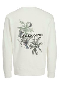 Sudadera blanca con un gráfico de palmera y pájaros en la parte posterior. Incluye el texto "JACK&JONES" en negro. Tejido suave y texturizado.
