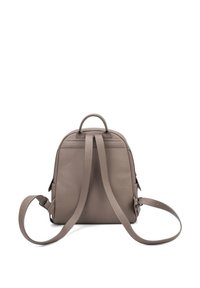 Sac à dos en cuir gris avec une finition texturée, deux bretelles ajustables, une poignée supérieure et un design minimaliste. Il dispose de poches latérales et de détails de couture.