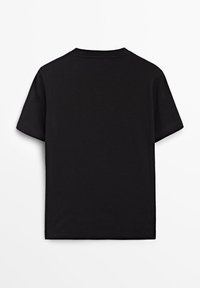 T-shirt noir uni à manches courtes montré de dos avec un col rond sur fond blanc.