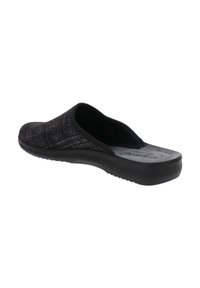 Ciabatta nera slip-on con tomaia in tessuto testurizzato e suola imbottita, inclinata per mostrare la vista laterale e interna.
