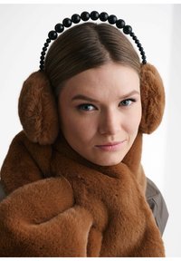 Brązowe futrzane nauszniki z czarną koralikową opaską na głowę, charakteryzujące się miękką fakturą i pełnym zakryciem, zestawione z grubym brązowym futrzanym szalikiem.