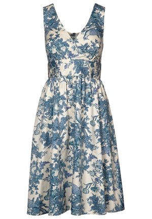 Robe blanche sans manches avec motifs floraux et d'oiseaux bleus, encolure en V, taille cintrée et jupe évasée longueur genou.