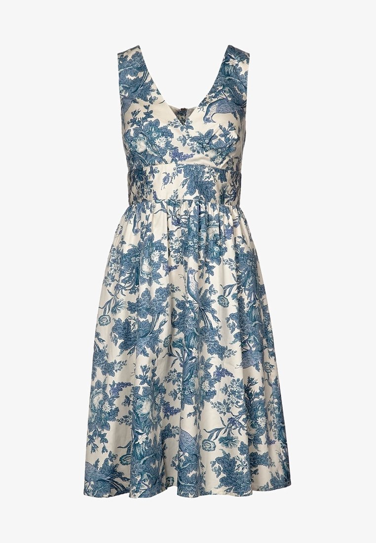 Robe blanche sans manches avec motifs floraux et d'oiseaux bleus, encolure en V, taille cintrée et jupe évasée longueur genou.