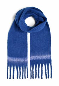 Blå tørklæde lavet af blødt, fluffy materiale. Har en ombre-effekt med lysere nuancer i enderne og frynse-detaljer langs bunden.