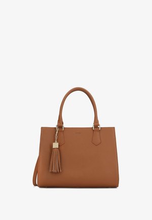 Bruine leren handtas met dubbele handvatten en een decoratieve kwast charm die aan de linkerkant hangt tegen een witte achtergrond.