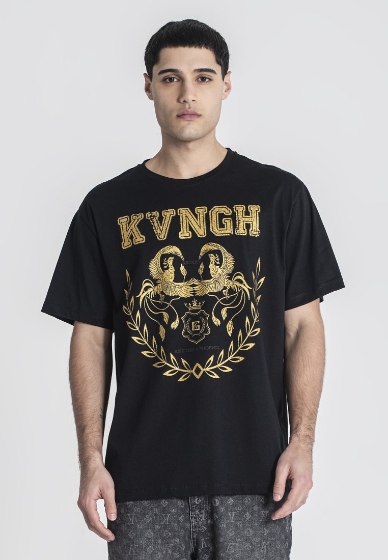 Camiseta de algodón negra con un gran gráfico dorado que presenta un motivo de fénix, el texto "KVNGH" y un diseño de laurel. Cuello redondo, mangas cortas.