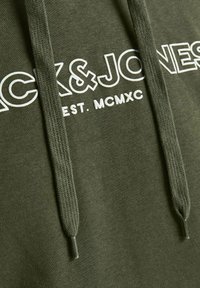 Felpa verde oliva con logo stampato bianco "Jack & Jones" e "EST. MCMXC" e stringhe per cappuccio testurizzate.