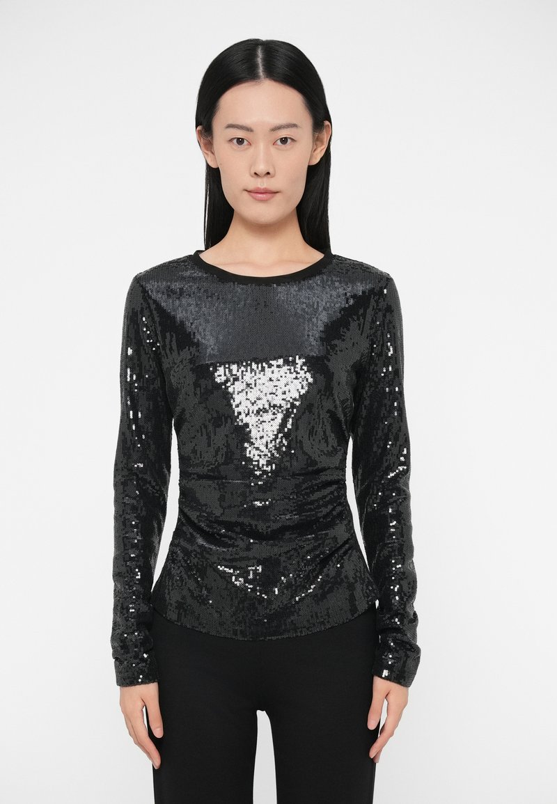 Fekete hosszú ujjú flitteres felső, karcsúsított szabással, kerek nyakkivágással és sima textúrával, amelyet geometrikus flitterminta díszít.